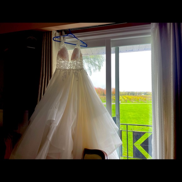 Beautiful Ballgown Tulle Wedding Dress - Picture 7 of 8